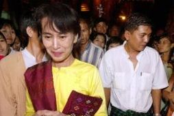 Aung San Suu Kyi í hópi fjölskyldu og vina eftir að henni var sleppt úr …