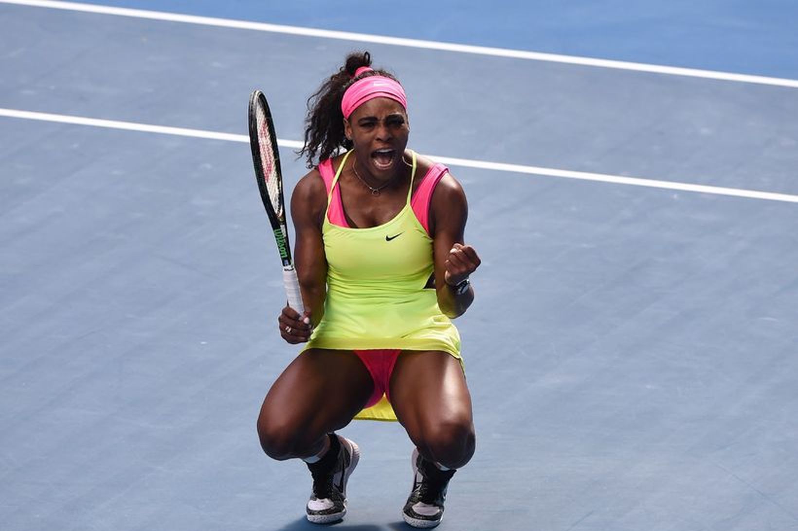 Serena Williams fagnar sigrinum í dag.