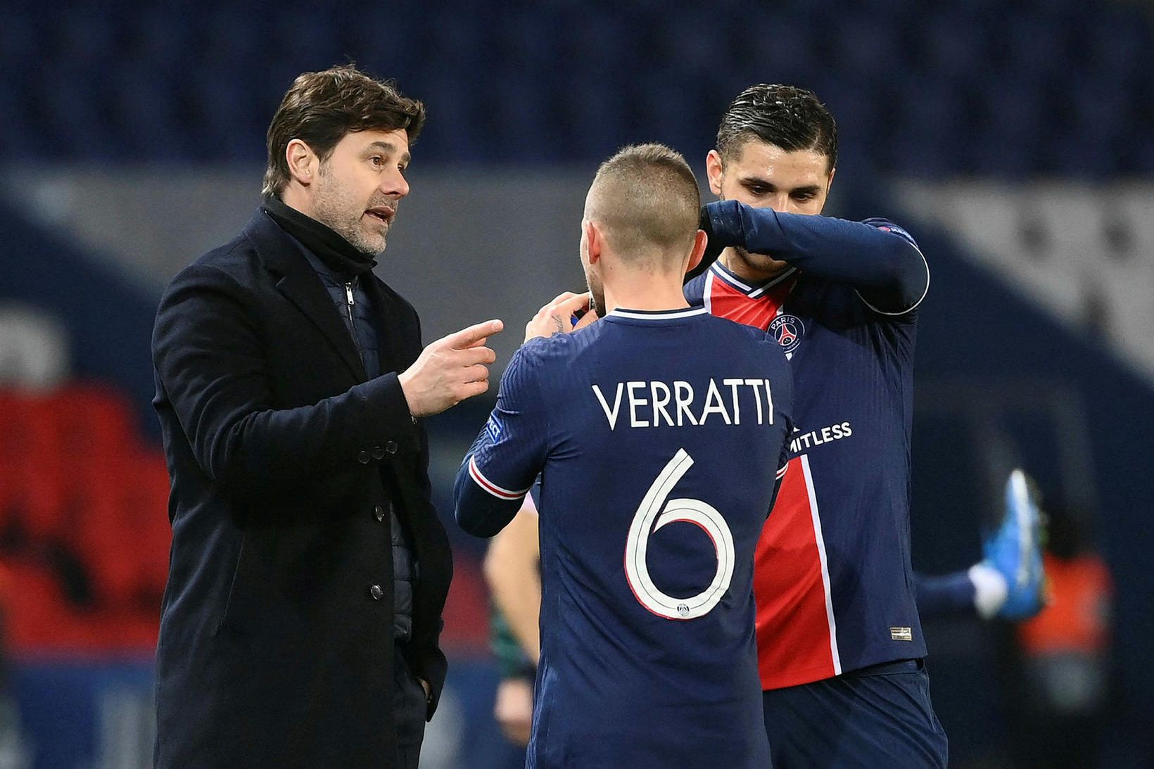 Mauricio Pochettino ræðir við Marco Verratti og Mauro Icardi, leikmenn …