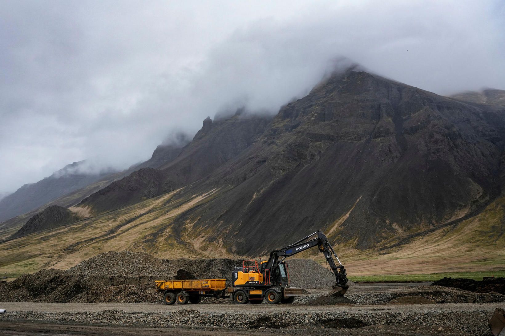 Síðdegis gæti vindhraði mælst 30-35 m/s í hviðum undir Hafnarfjalli …