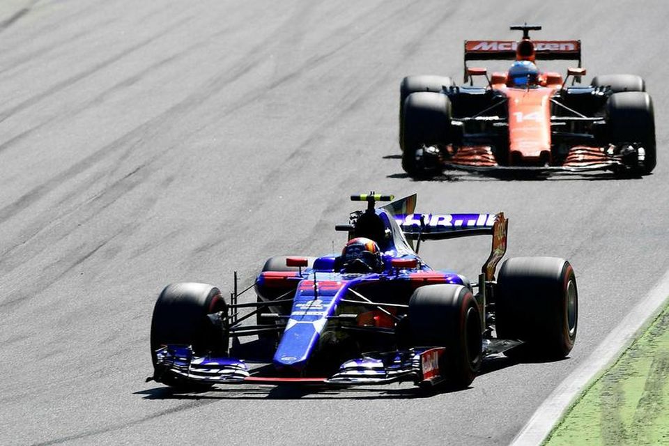 Toro Rosso og McLaren á ferð. Framar fer Carlos Sainz með Fernando Alonso landa sinn …