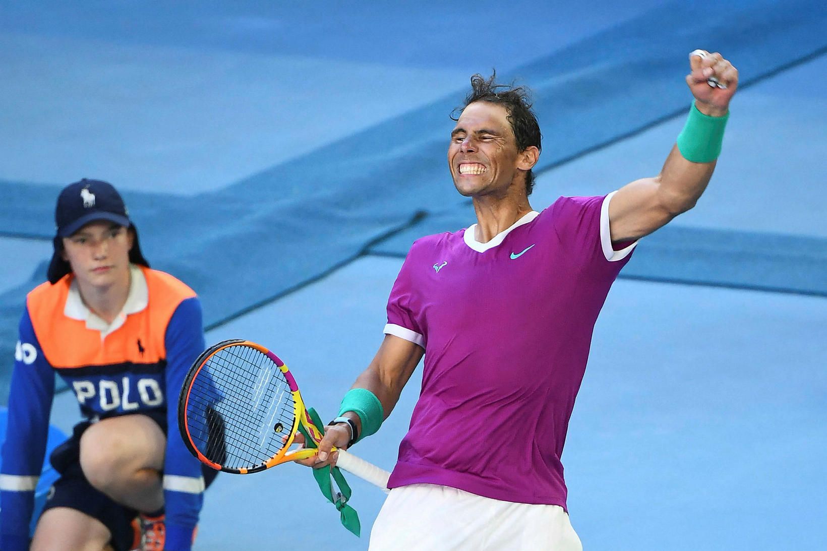 Rafael Nadal fagnar sigrinunm á Denis Shapovalov í morgun.