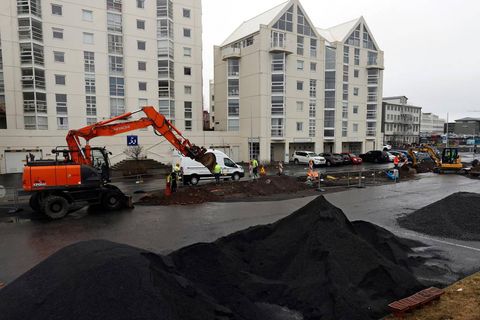 Íbúar eru ósáttir við að strætóstöð hafi verið flutt þangað.
