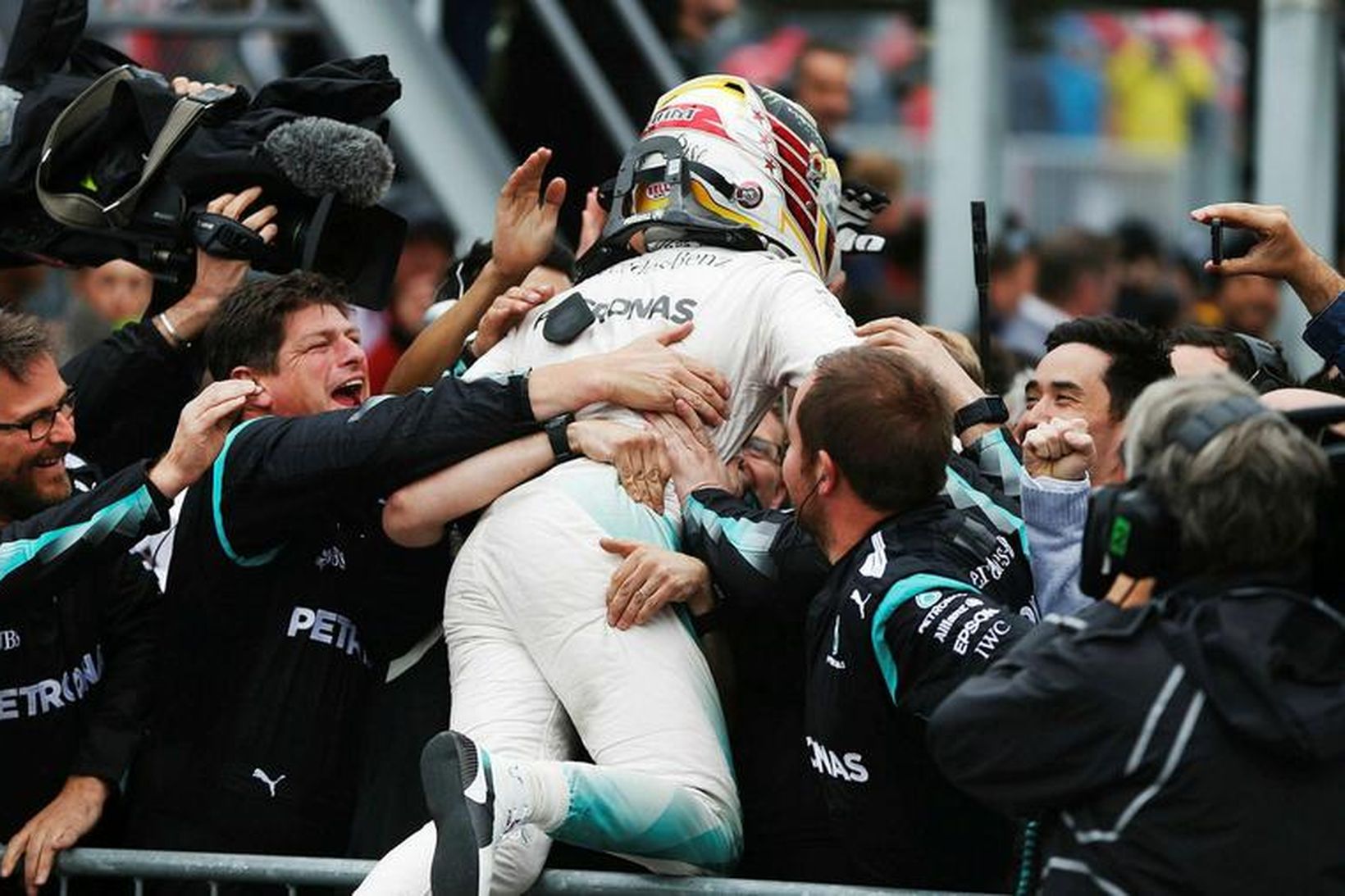 Lewis Hamilton og aðstoðarmenn hans hjá Mercedes fagna sigri í …