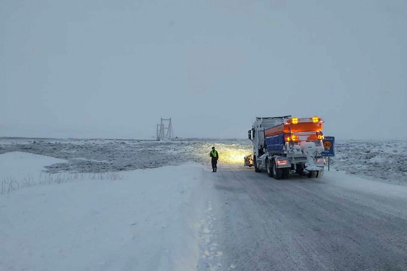 Frá krapaflóði í lok janúar. Flóðið flæddi yfir veg­inn við …