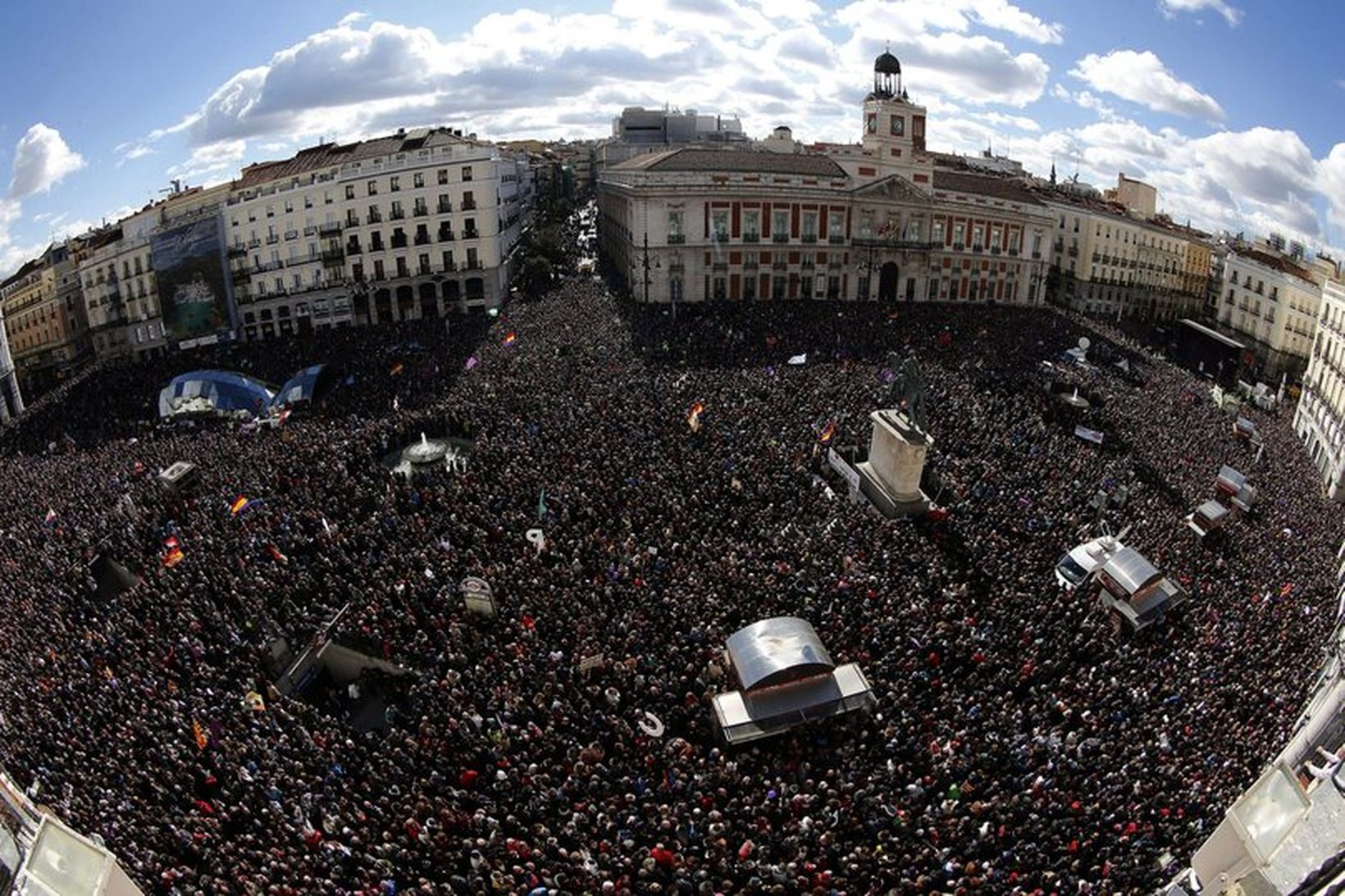 Mannhafið á Puerta del Sol torginu.