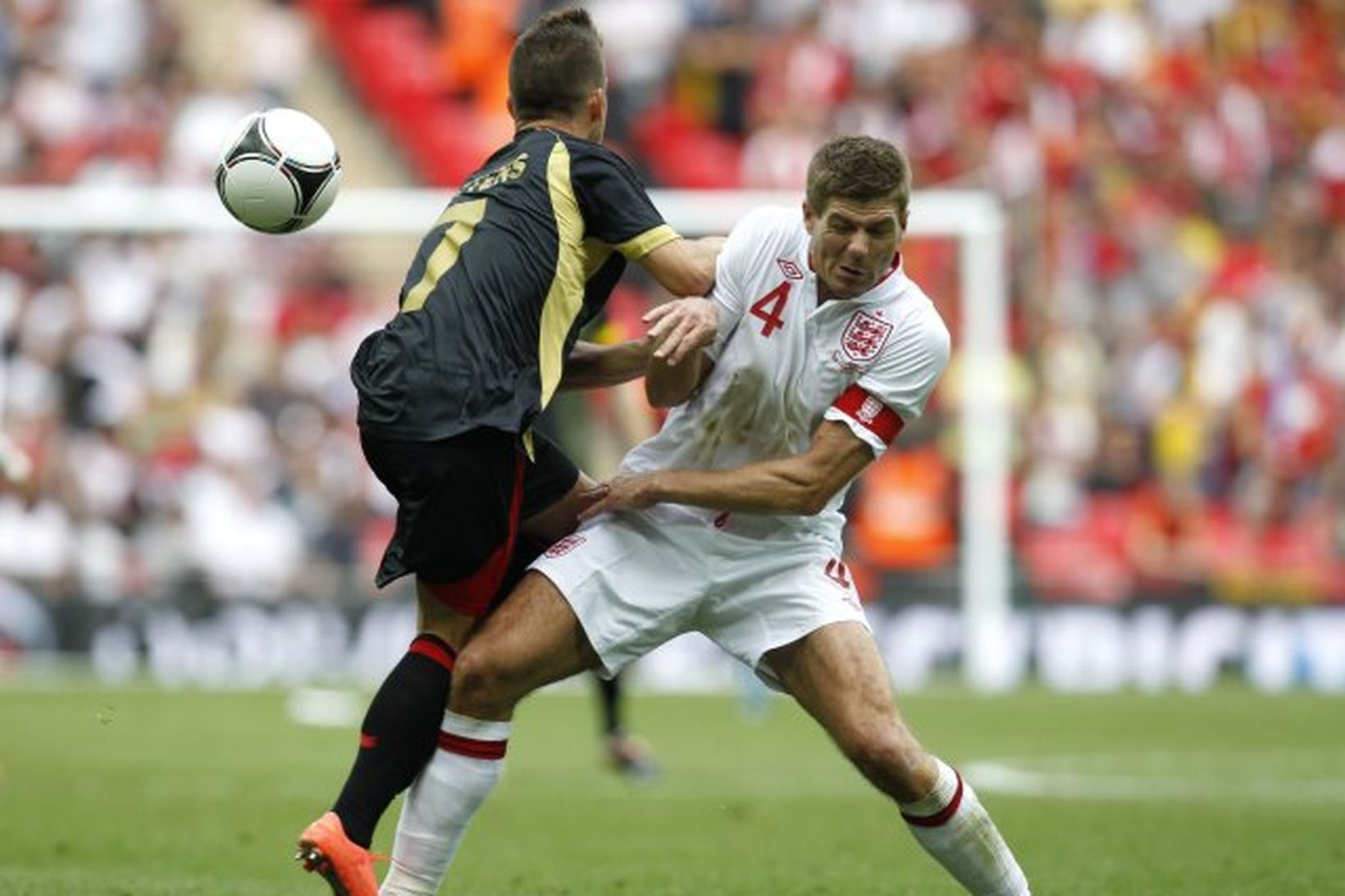 Steven Gerrard í baráttu við leikmann Belga á Wembley á …