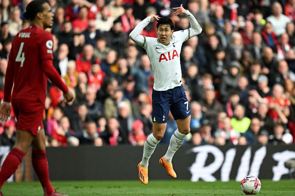 Son Heung-min fagnar öðru marki Tottenham í seinni hálfleik á Anfield og hvetur menn til …