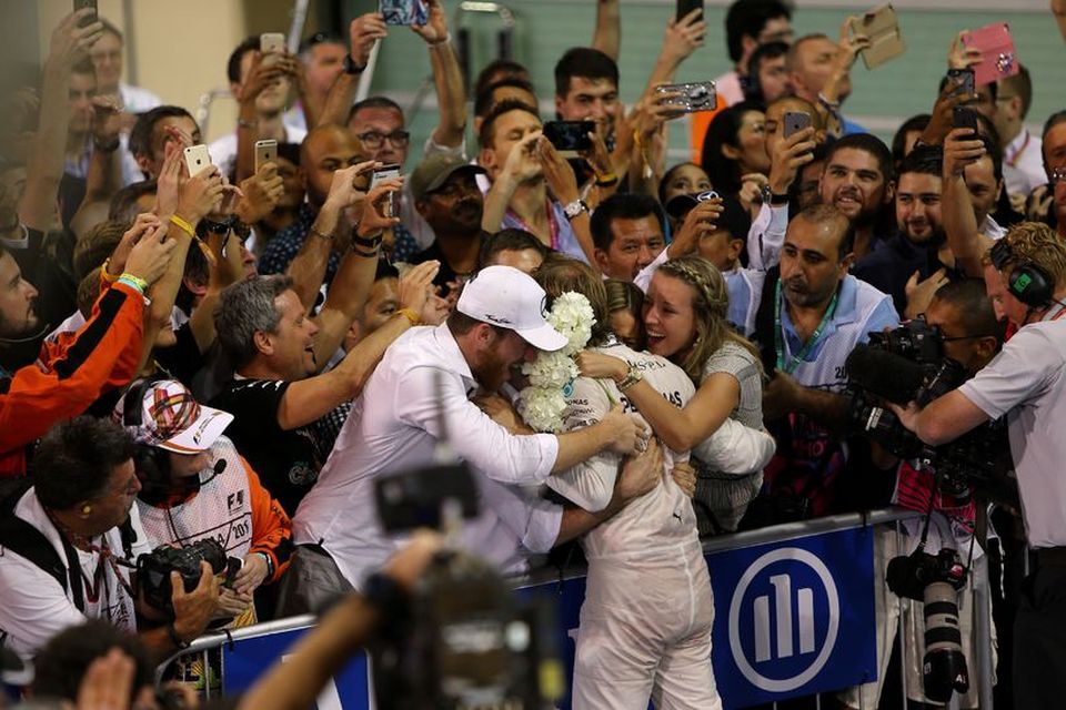 Nico Rosberg fagnað við endamark í Abu Dhabi.