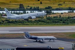 Bandarísk kafbátaleitarflugvél af gerðinni P-8 Poseidon æfir aðflug á Akureyri, en fjöldi slíkra véla er …