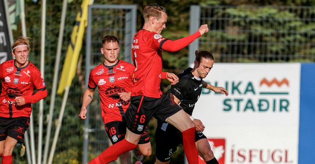 Viktor Karl Einarsson í mikilli baráttu í kvöld.