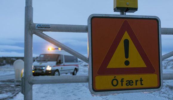 Snjóflóð féll á veginn á milli Ísafjarðar og Hnífsdals