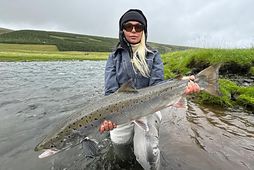 Báðar búnar á því. Berglind með hrygnuna löngu úr Svartá. Viðureignin tók eina og hálfa …