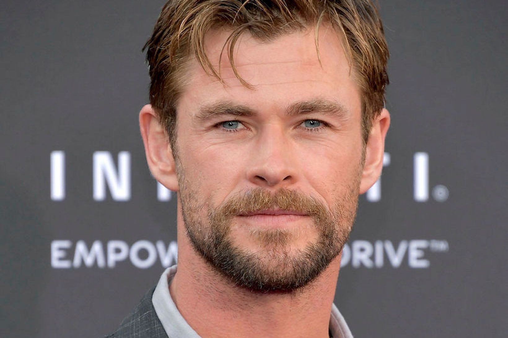 Chris Hemsworth skartar fallegu skeggi.
