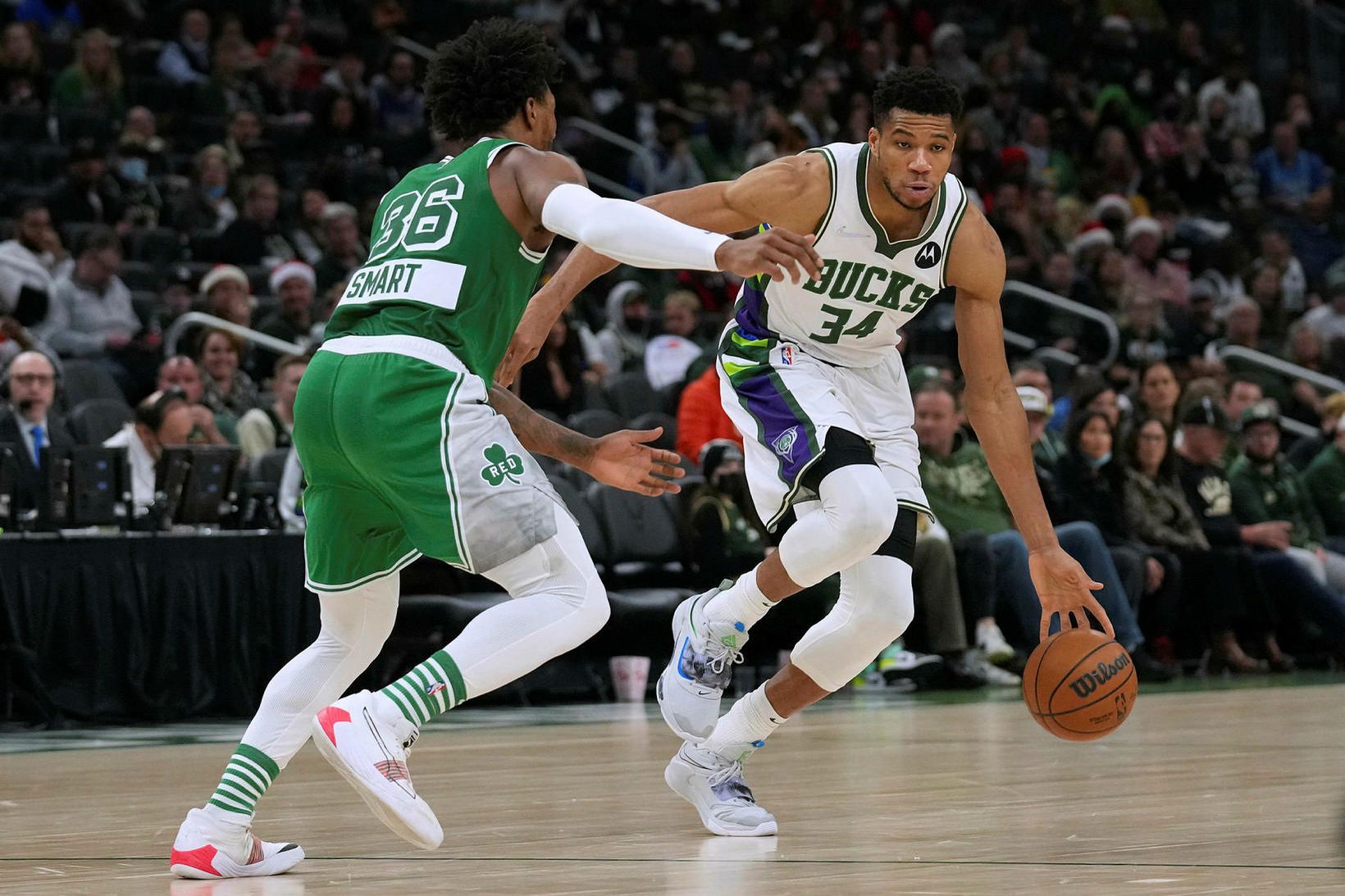 Giannis Antetokounmpo á leið framhjá Marcus Smart hjá Boston Celtics …