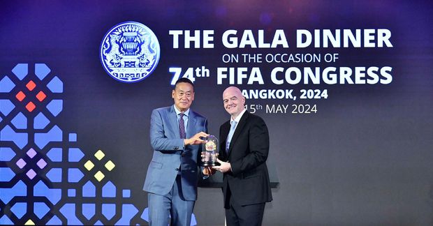 Srettha Thavisin, forsætisráðherra Taílands, og Gianni Infantino, forseti FIFA, á þinginu í Bangkok.