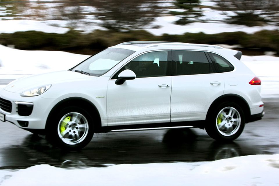 Porsche Cayenne Plug-In Hybrid er þýðgengur og fágaður í akstri en fer létt með að …