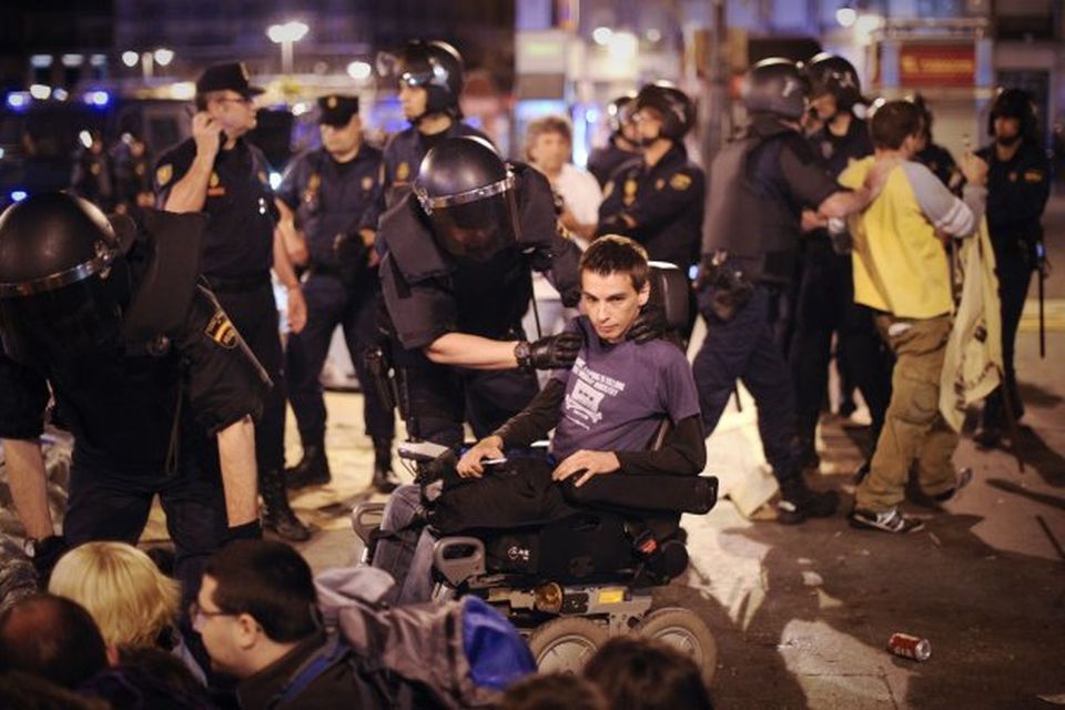 Frá Puerta del Sol torginu í Madríd á Spáni í morgun þegar lögregla rýmdi torgið..