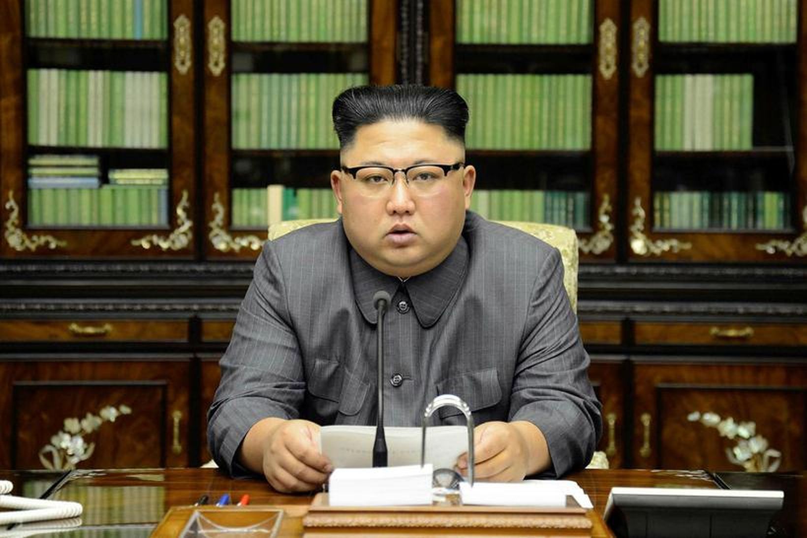 Kim Jong-un, leiðtogi Norður-Kóreu, segist vera með kjarnorkuhnapp á skrifborði …