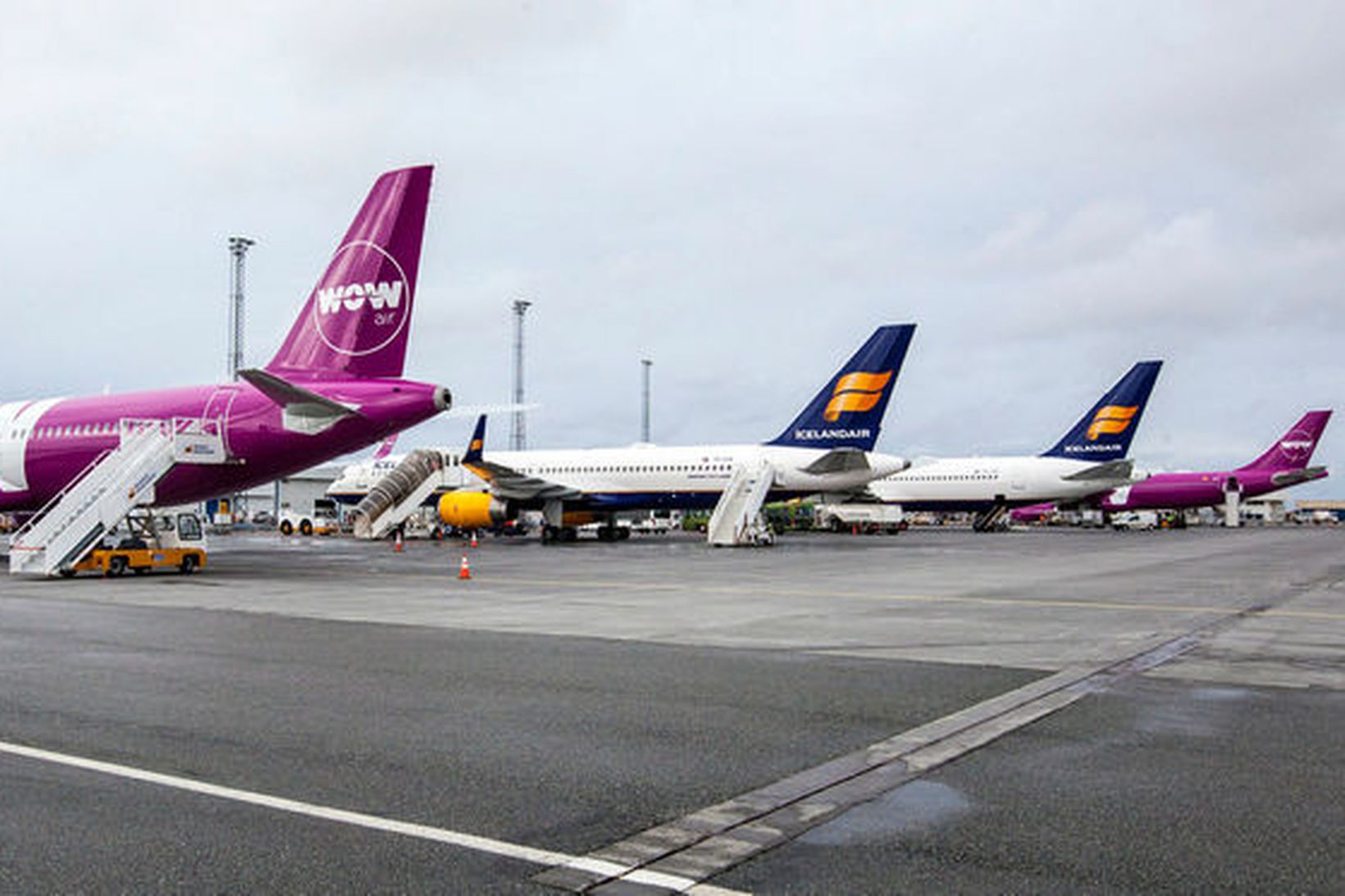 Farþegaþotur flugfélaganna WOW air og Icelandair á Keflavíkurflugvelli. WOW air …