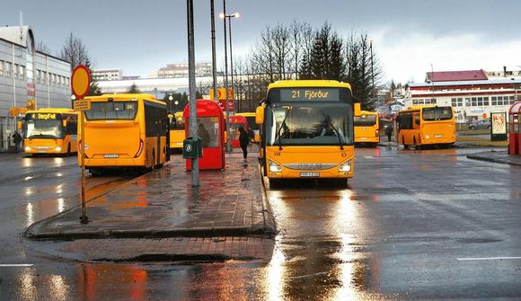 Segir strætóbílstjóra hafa læst sig inni