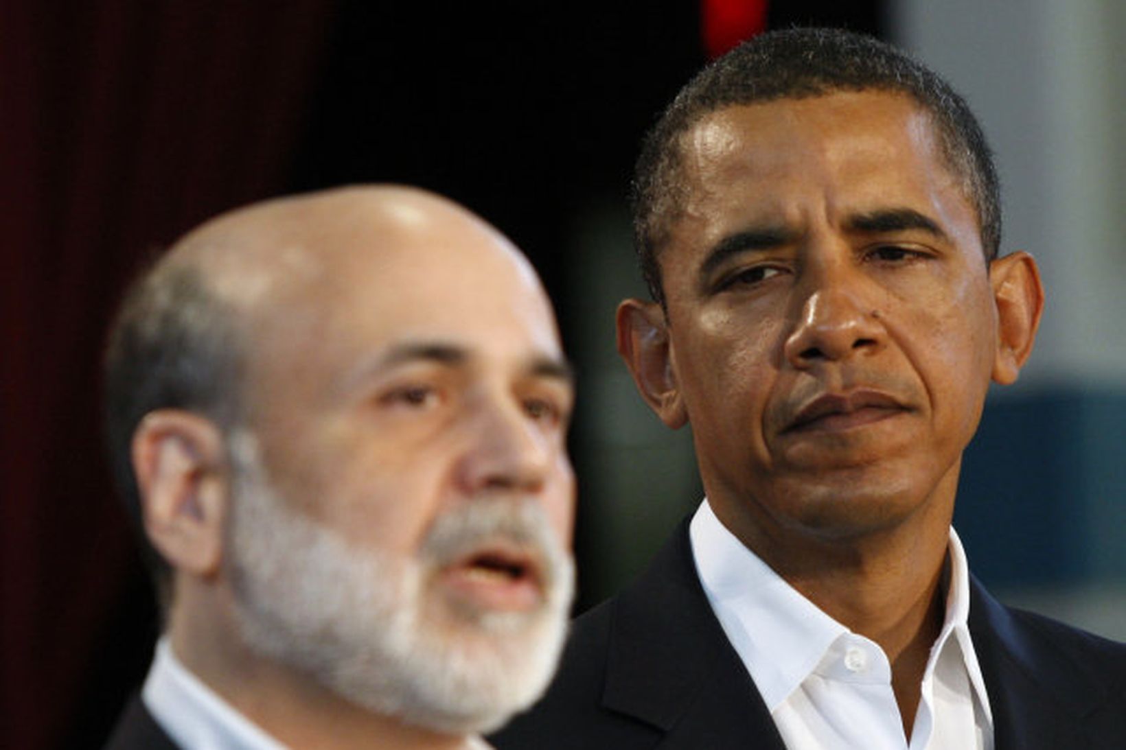Barack Obama (t.h.) á fundi með Ben Bernanke seðlabankastjóra sem …