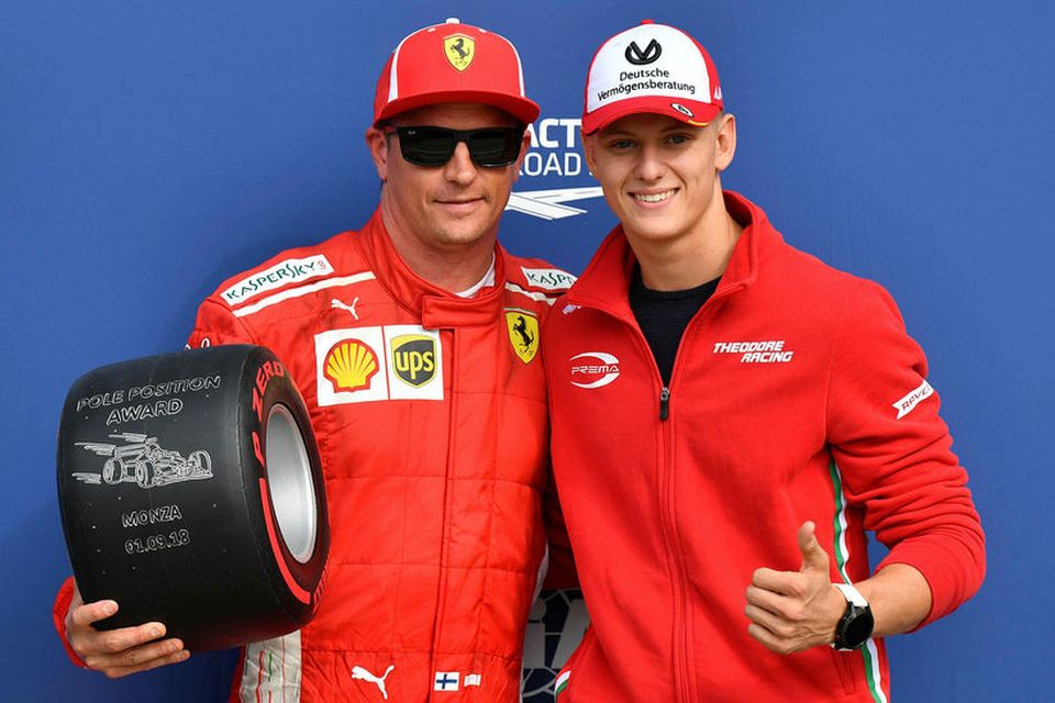 Kimi Räikkönen með verðlaunagrip fyrir sigurinn í tímatökunni í Monza. Mick Schumacher, sonur Michaels Schumacher, …
