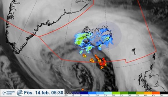 Sjáðu lægð og eldingar nálgast Ísland