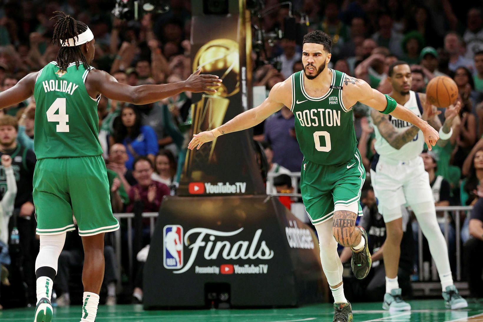 Jayson Tatum fagnar eftir að hafa skorað körfu á móti …