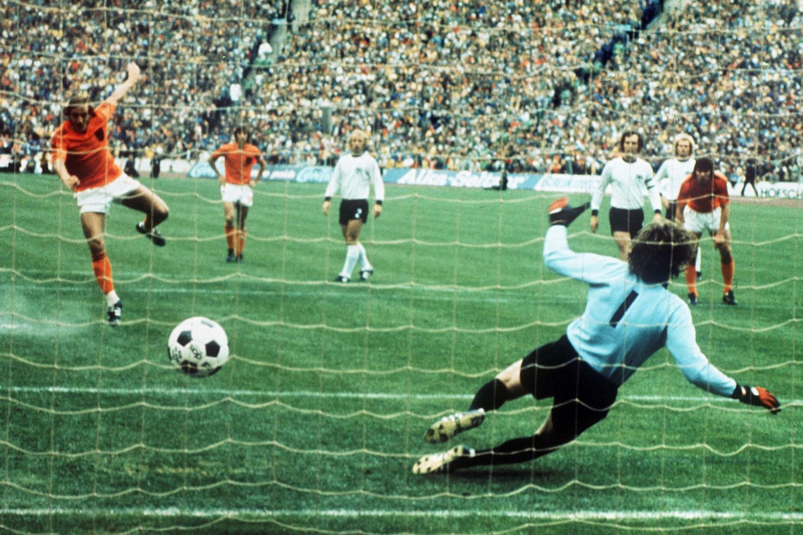 Johan Neeskens skorar framhjá Sepp Meier í úrslitaleik HM 1974.