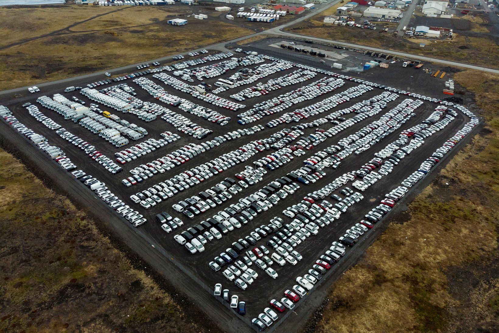 Stæðin voru vel nýtt á bílaplaninu í Þorlákshöfn í byrjun …