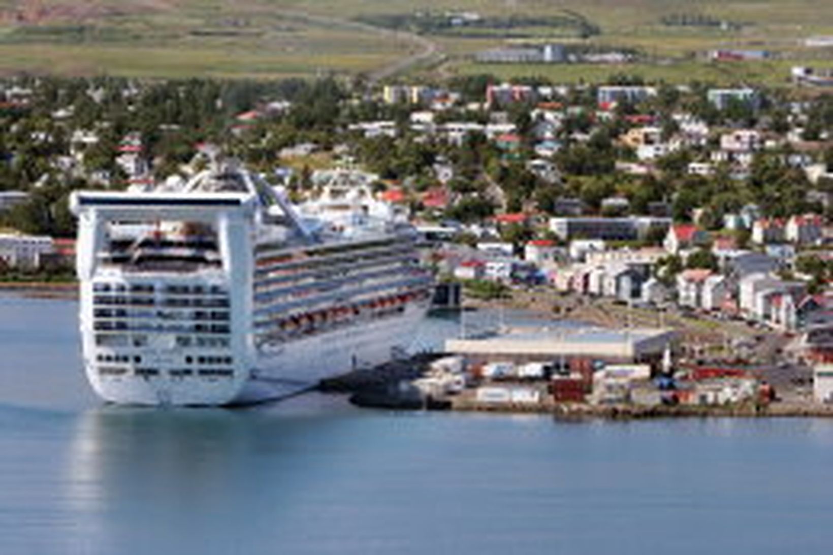 Grand Princess við höfn á Akureyri.