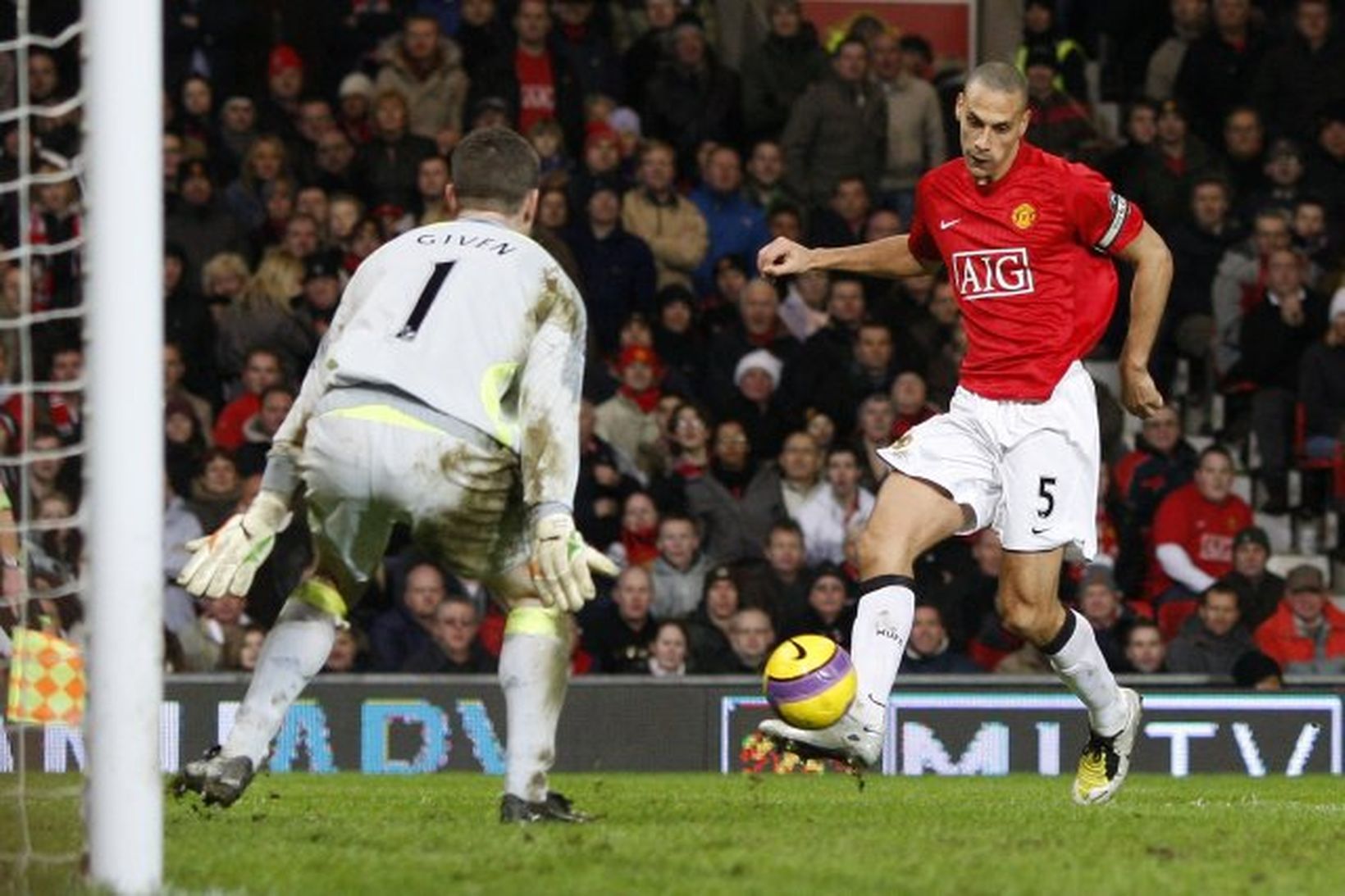 Rio Ferdinand skorar fyrir Manchester United gegn Newcastle í kvöld.