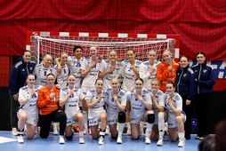 Leikmenn íslenska landsliðsins í handbolta fagna sætinu á lokamóti HM.
