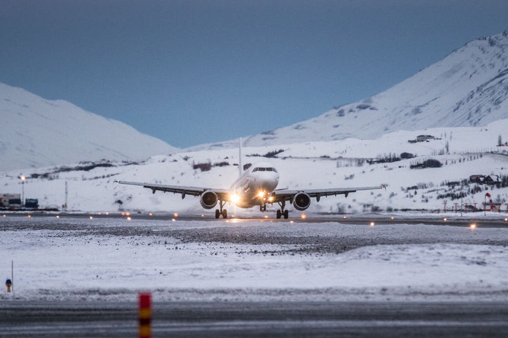 Flugvélar Titan Airways hófu að fljúga frá Breflandi til Akureyrar …