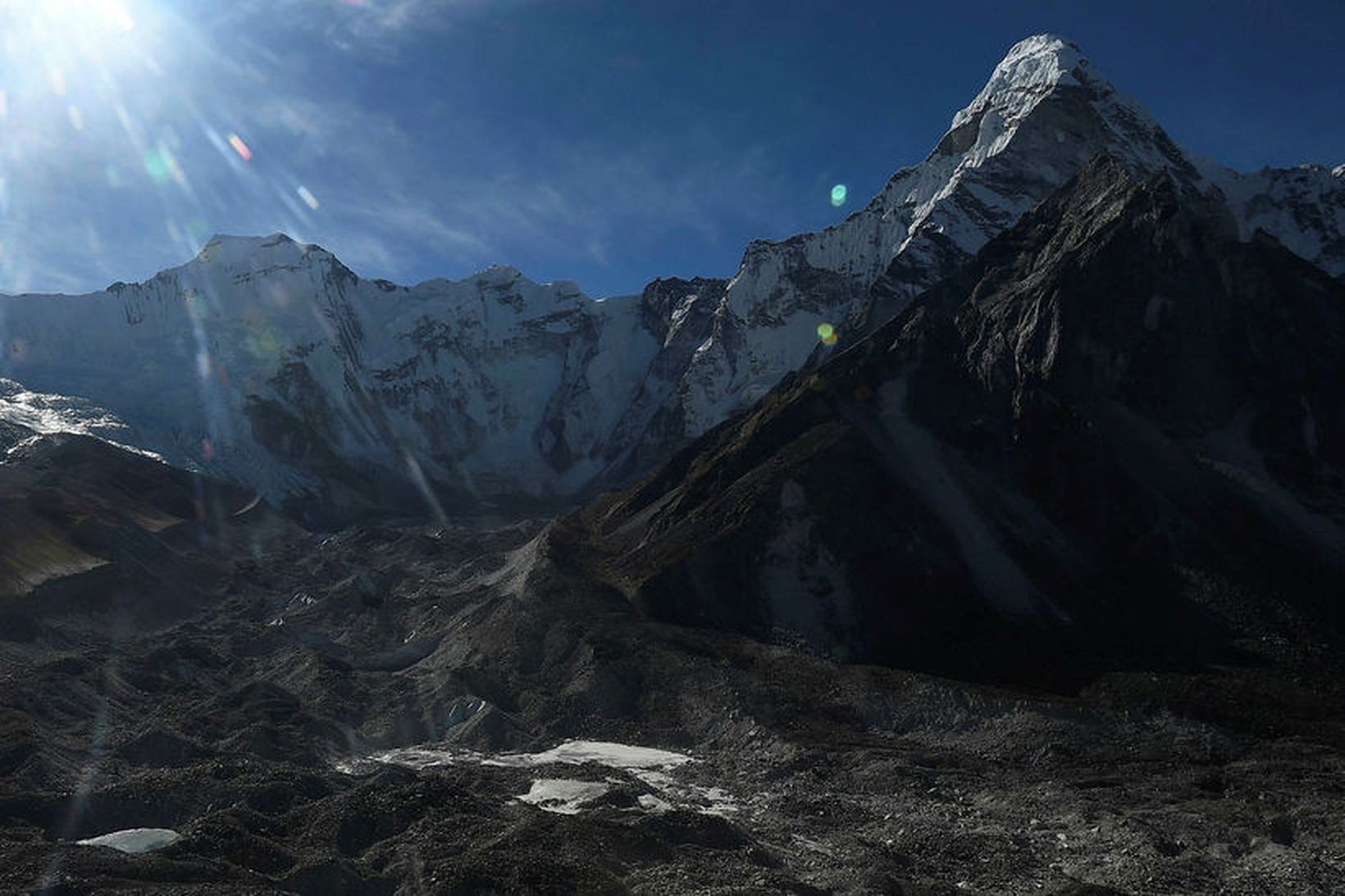 Sífellt fleiri ferðamenn heimsækja Everest.