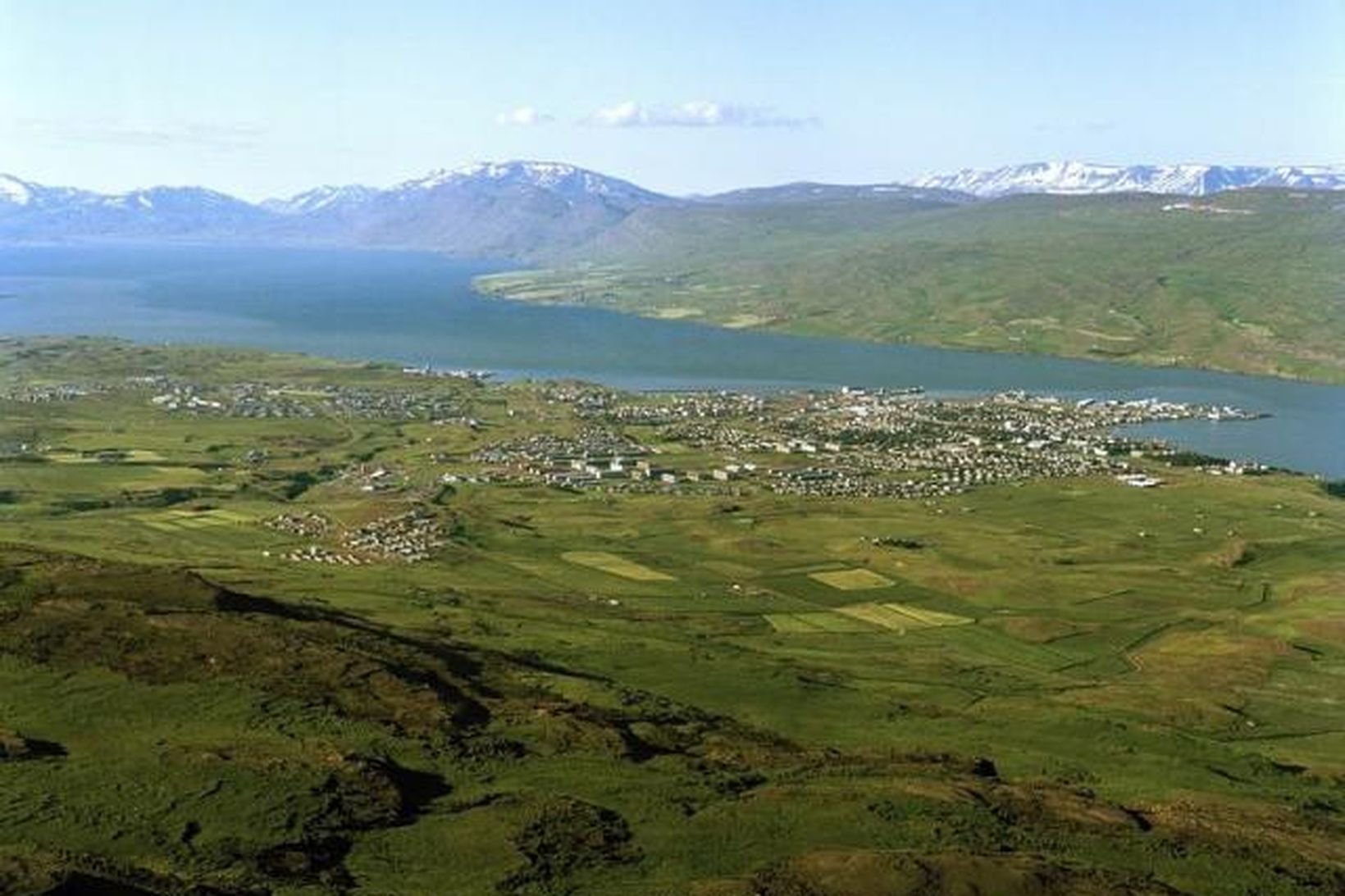 Akureyri. Vaðlaheiði í baksýn.