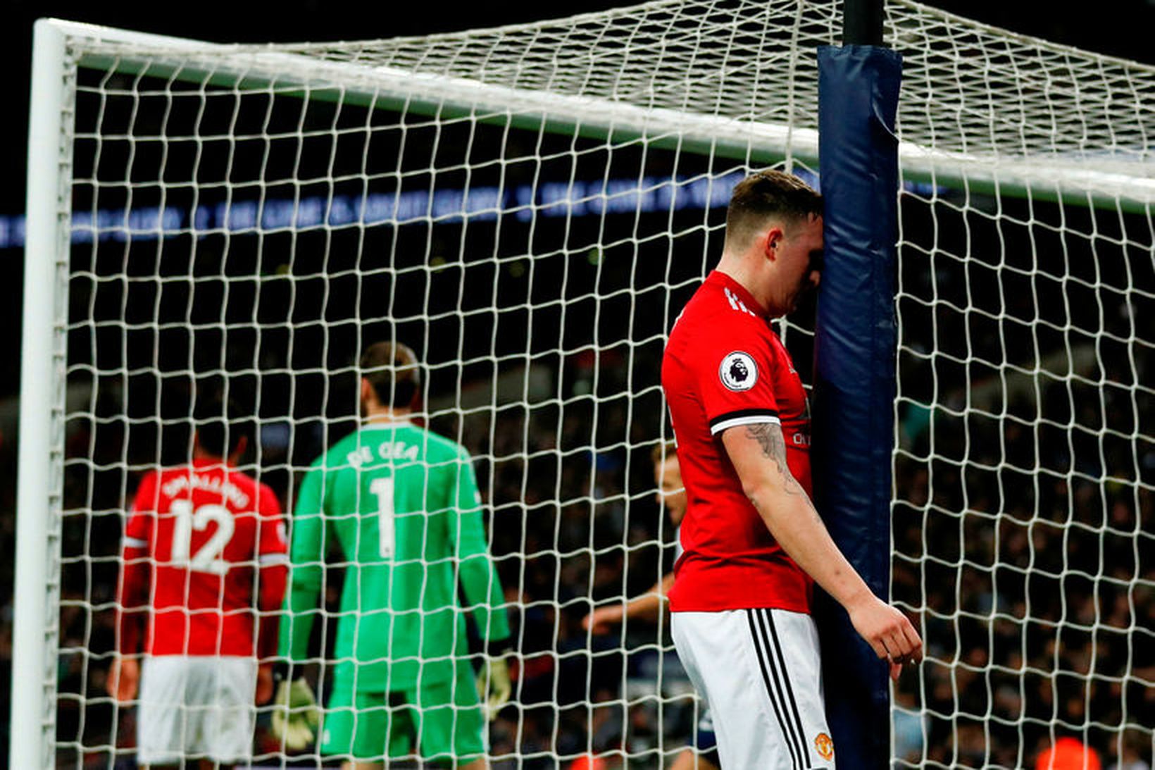 Phil Jones svekktur í leik með Manchester United á sínum …