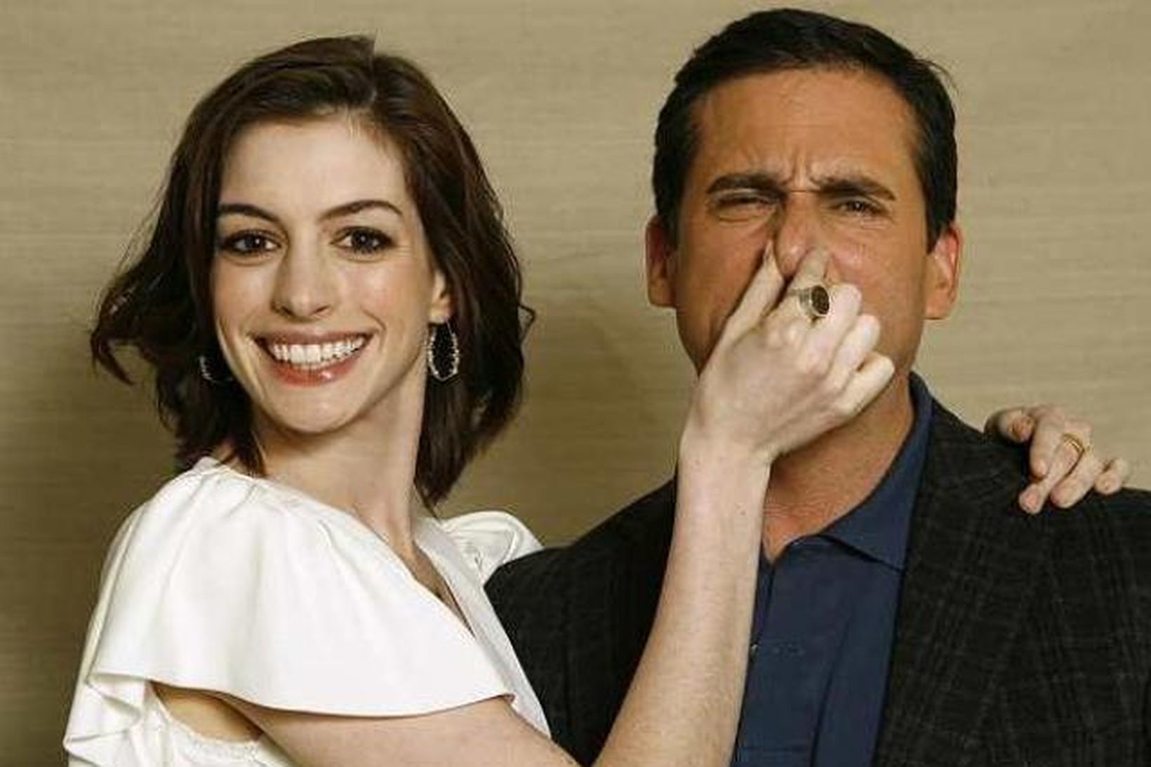 Anne Hathaway bregður á leik með Steve Carelli, sem hún …