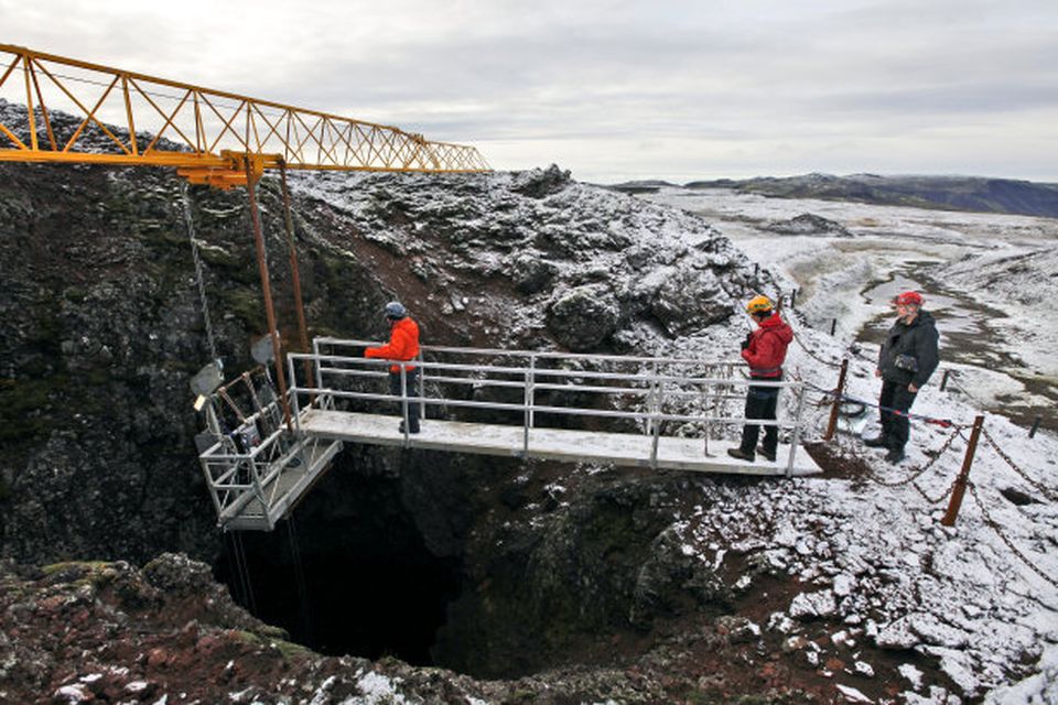 Til að komast ofan í Þríhnúkagíg þarf að síga niður með lyftu sem flogið er …