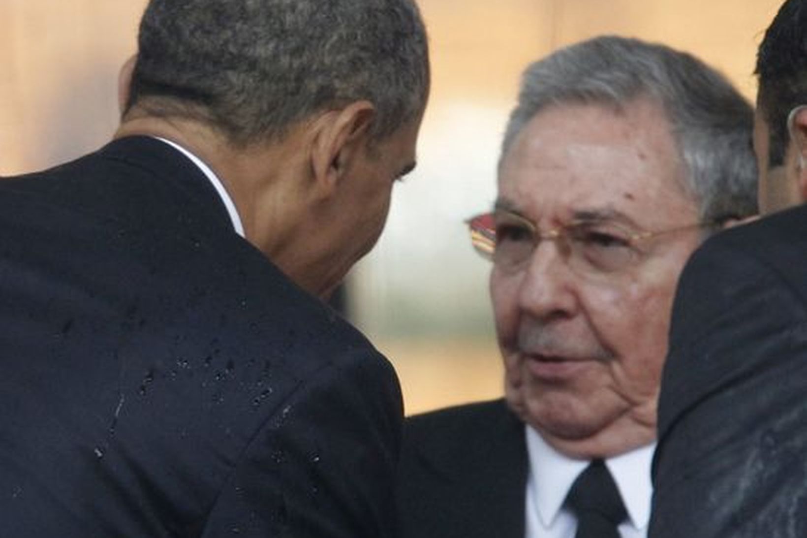Barack Obama og Raul Castro heilsast.