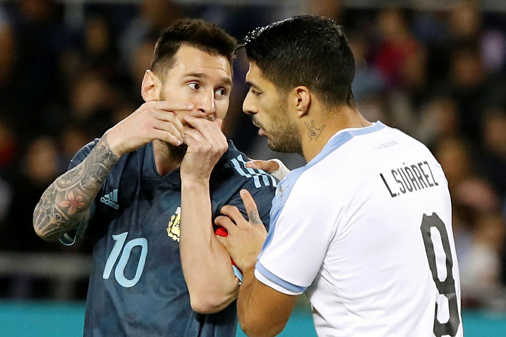 Lionel Messi og Luis Suárez ræða málin.