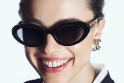 Margaret Qualley með sólgleraugu frá franska tískuhúsinu Chanel.