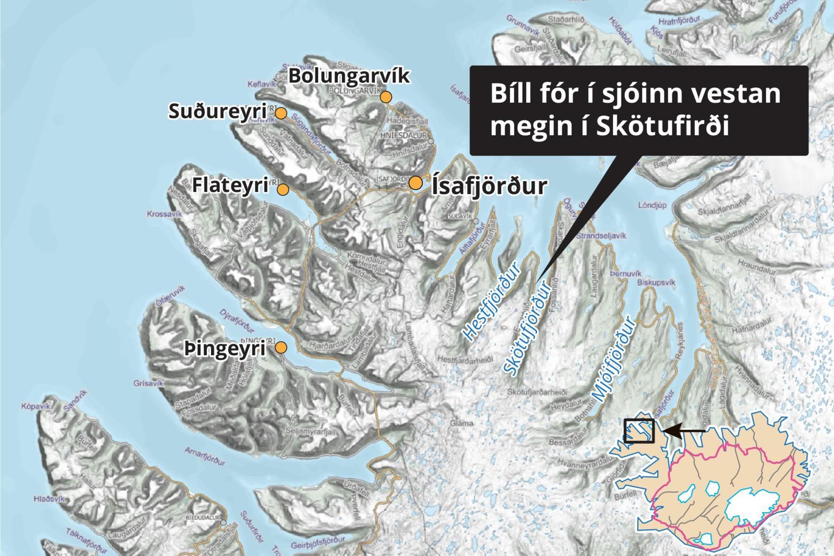 Bíllinn hafnaði í sjónum í Skötufirði.