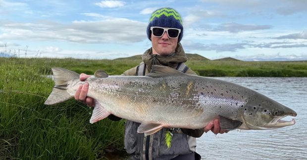 Íslenskt sumar líkast til í hnotskurn. Lopahúfa og sólgleraugu. Gulli með 87 sentímetra hæng úr …