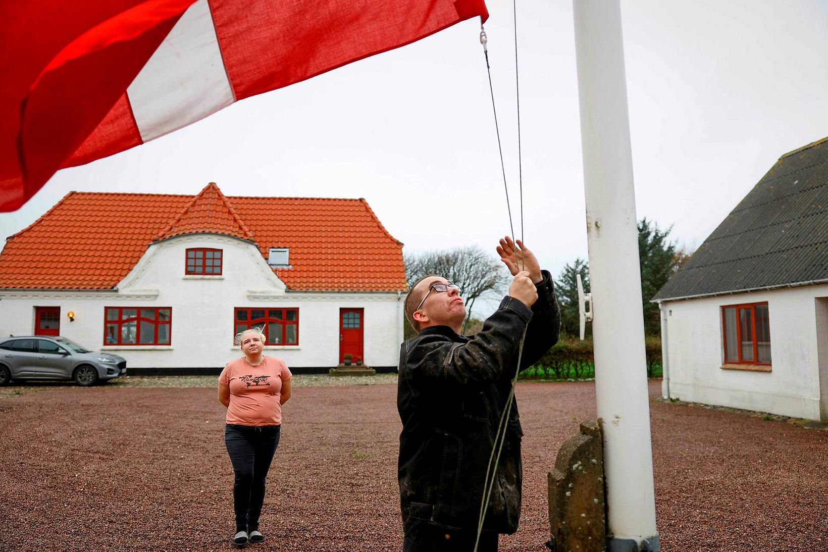 Peter og Trine Brinkmann Nielsen flögguðu í hálfa stöng í …