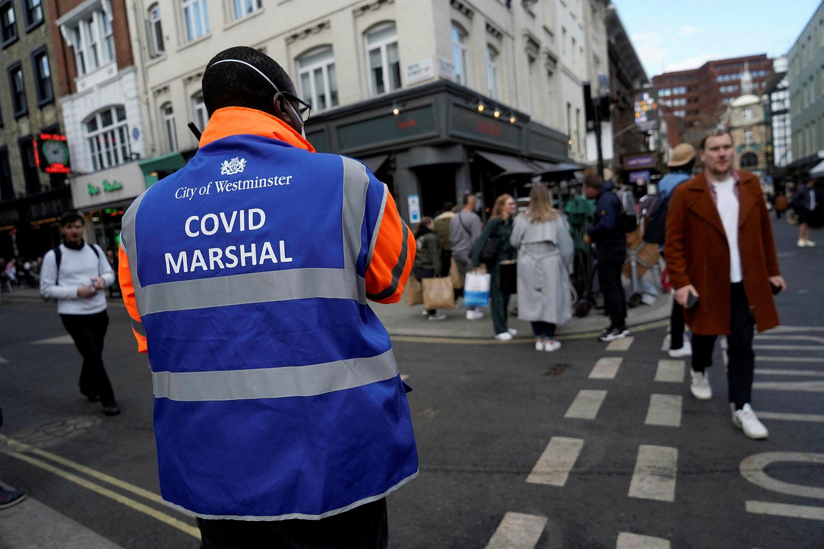 Covid-vörður að störfum í Soho-hverfinu í London.