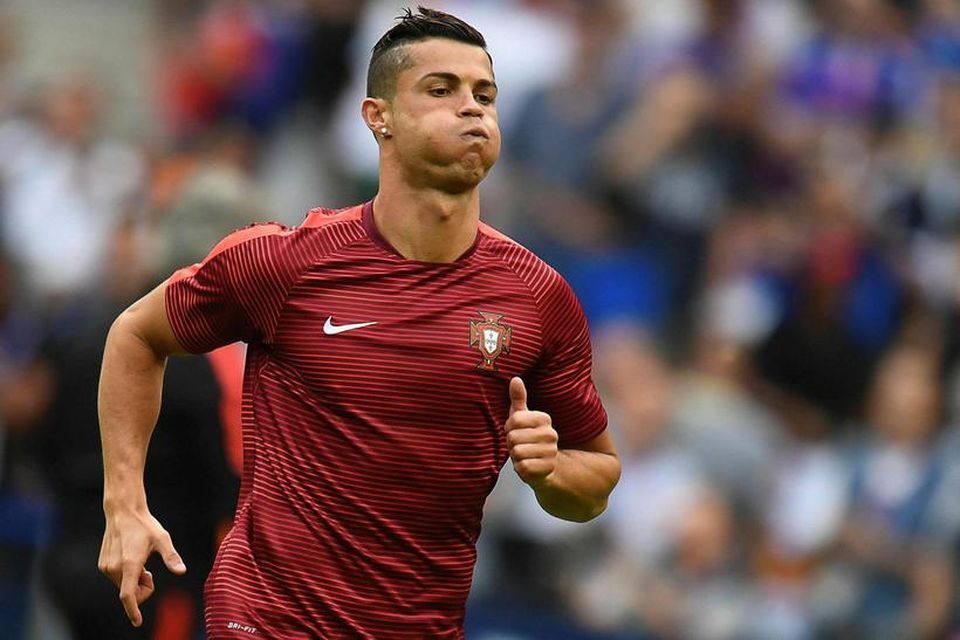 Cristiano Ronaldo, leikmaður Portúgals, hitar upp fyrir leikinn í dag.