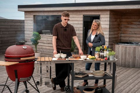 Wiktor Pálsson landsliðskokkur gerði nýja útfærslu af réttinum Haf og hagi og grillaði á kolagrillinu …