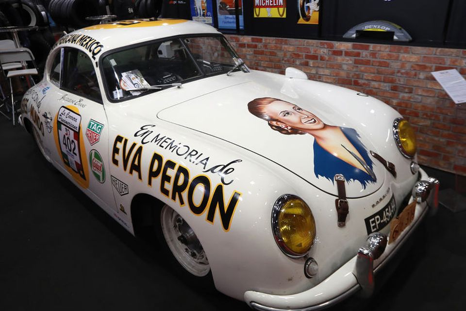 Porsche 356 Pré-A „Evita Peron“ Panamericana sómir sér vel á sýningunni í París.
